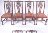 Conjunto com 10 cadeiras para sala de jantar de... - Conjunto com 10 cadeiras para sala de jantar de madeira nobre, sendo duas com braços, assentos estofados e encostos com hastes vasadas, estilo i...