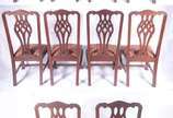 Conjunto com 10 cadeiras para sala de jantar de... - Conjunto com 10 cadeiras para sala de jantar de madeira nobre, sendo duas com braços, assentos estofados e encostos com hastes vasadas, estilo i...