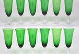 Jogo com 12 cálices para champagne na cor verde. - Jogo com 12 cálices para champagne na cor verde.