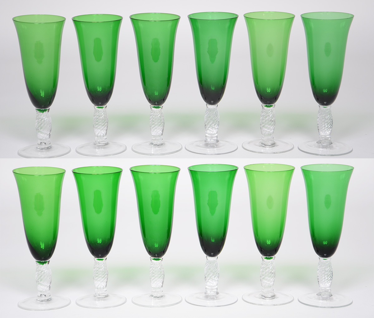 Jogo com 12 cálices para champagne na cor verde.