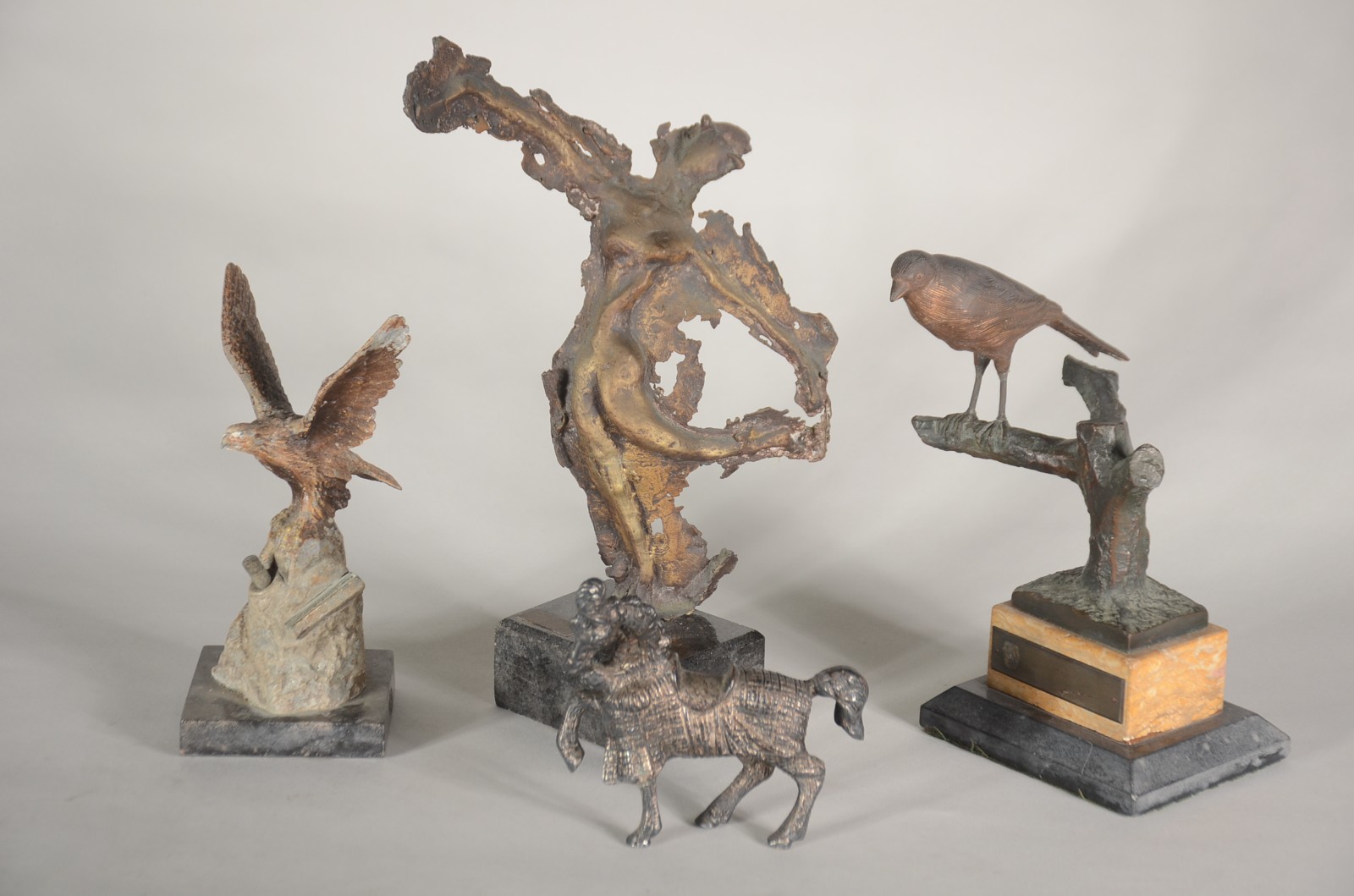 Quatro estatuetas diversas de metal. Com oxidações. - foto 1 de 11