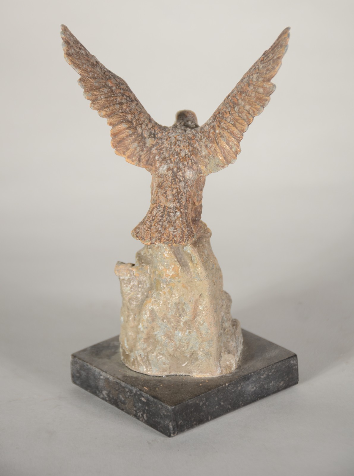 Quatro estatuetas diversas de metal. Com oxidações. - foto 3 de 11