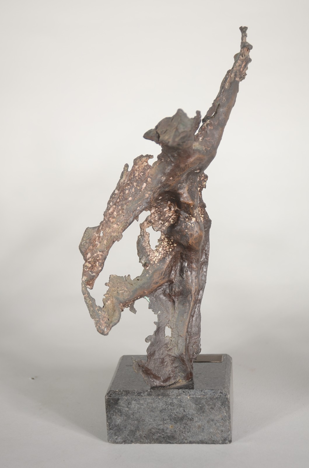 Quatro estatuetas diversas de metal. Com oxidações. - foto 6 de 11