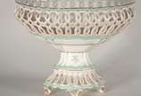 Charles Pillivuyt & Cie (1818),  - Grande fruteira de porcelana francesa branca, detalhes na cor verde com frisos dourados e monograma, galeria vazada com hastes "entrelaçadas". Pequeno