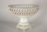 Charles Pillivuyt & Cie (1818),  - Grande fruteira de porcelana francesa branca, detalhes na cor verde com frisos dourados e monograma, galeria vazada com hastes "entrelaçadas". Pequeno