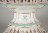 Charles Pillivuyt & Cie (1818),  - Grande fruteira de porcelana francesa branca, detalhes na cor verde com frisos dourados e monograma, galeria vazada com hastes "entrelaçadas". Pequeno