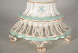 Charles Pillivuyt & Cie (1818),  - Grande fruteira de porcelana francesa branca, detalhes na cor verde com frisos dourados e monograma, galeria vazada com hastes "entrelaçadas". Pequeno