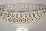 Charles Pillivuyt & Cie (1818),  - Grande fruteira de porcelana francesa branca, detalhes na cor verde com frisos dourados e monograma, galeria vazada com hastes "entrelaçadas". Pequeno