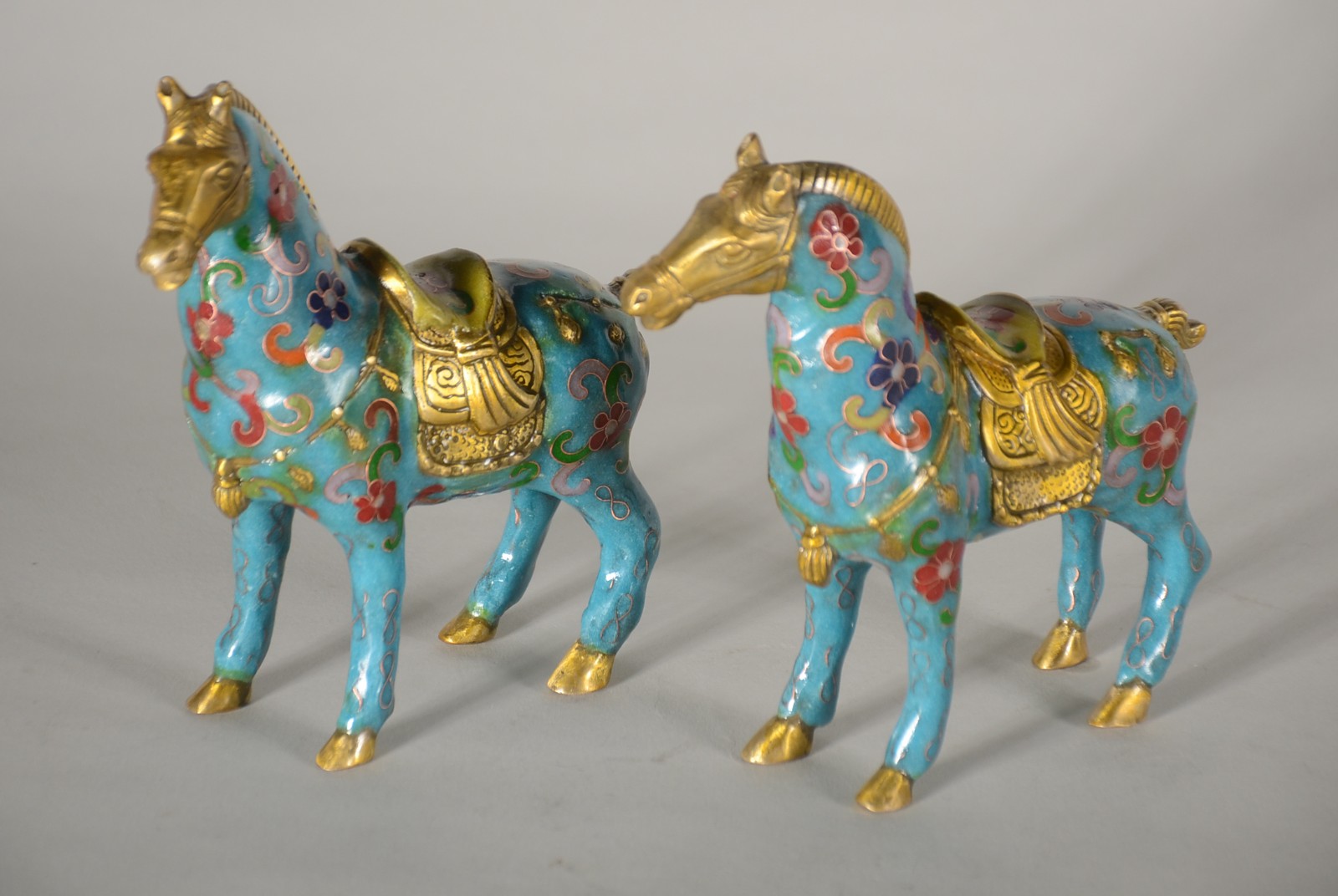 Par de cavalos de cloisonné chines decorados com flores em policromia... - foto 1 de 5