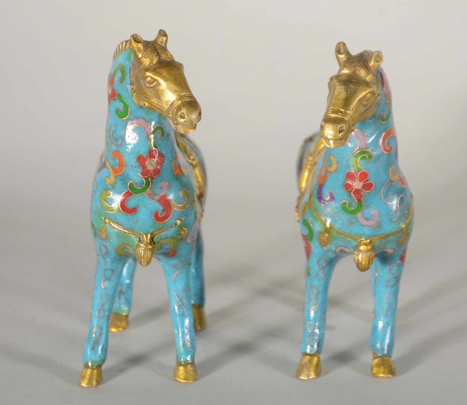 Par de cavalos de cloisonné chines decorados com flores em policromia... - foto 2 de 5