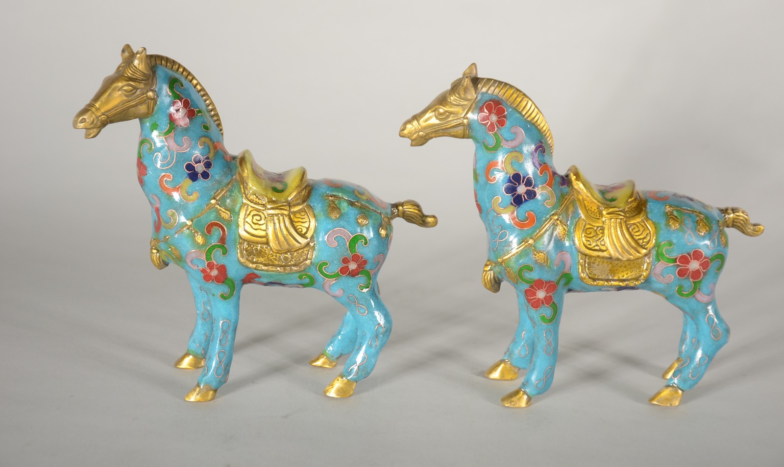 Par de cavalos de cloisonné chines decorados com flores em policromia... - foto 3 de 5