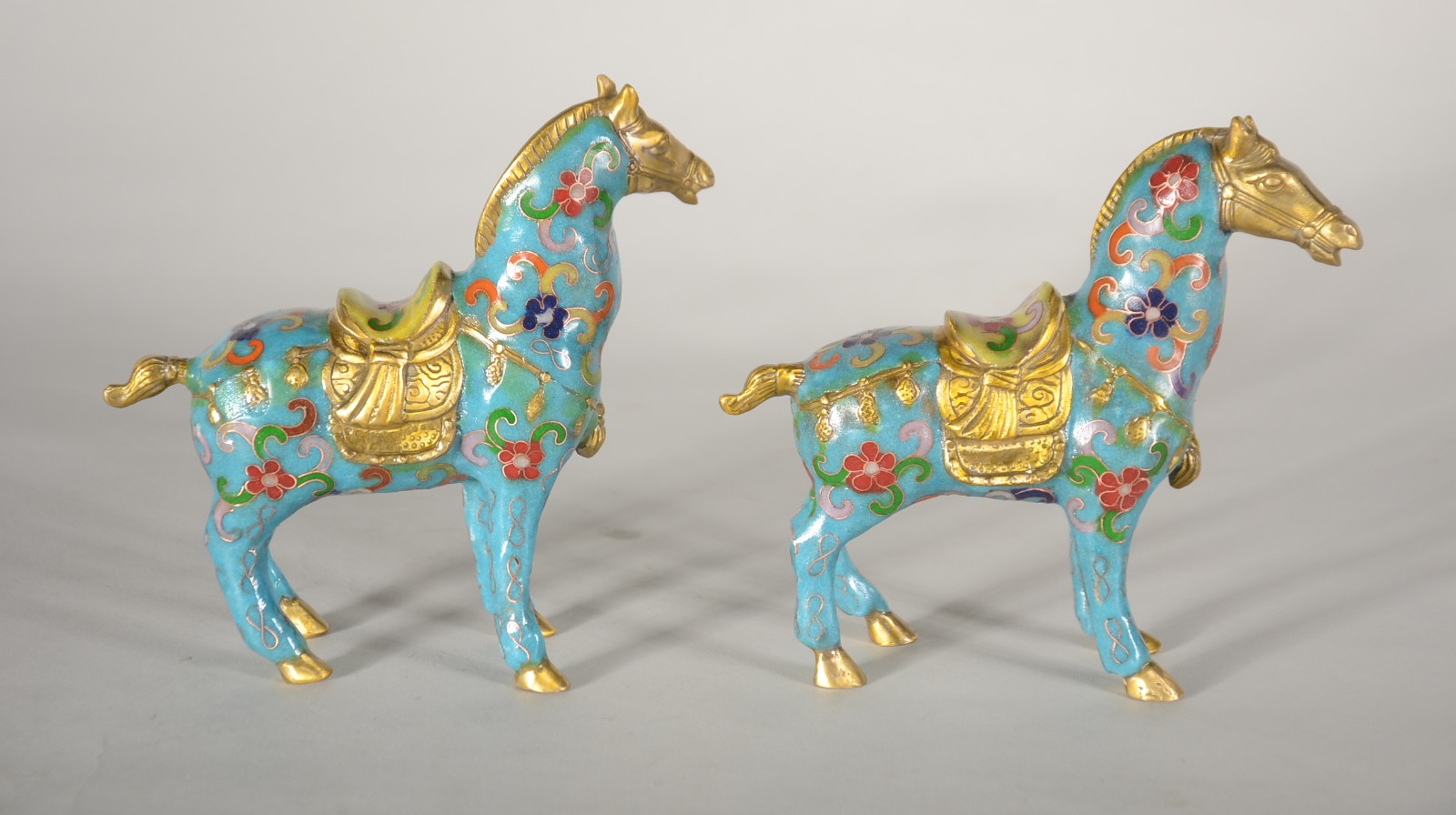 Par de cavalos de cloisonné chines decorados com flores em policromia... - foto 4 de 5
