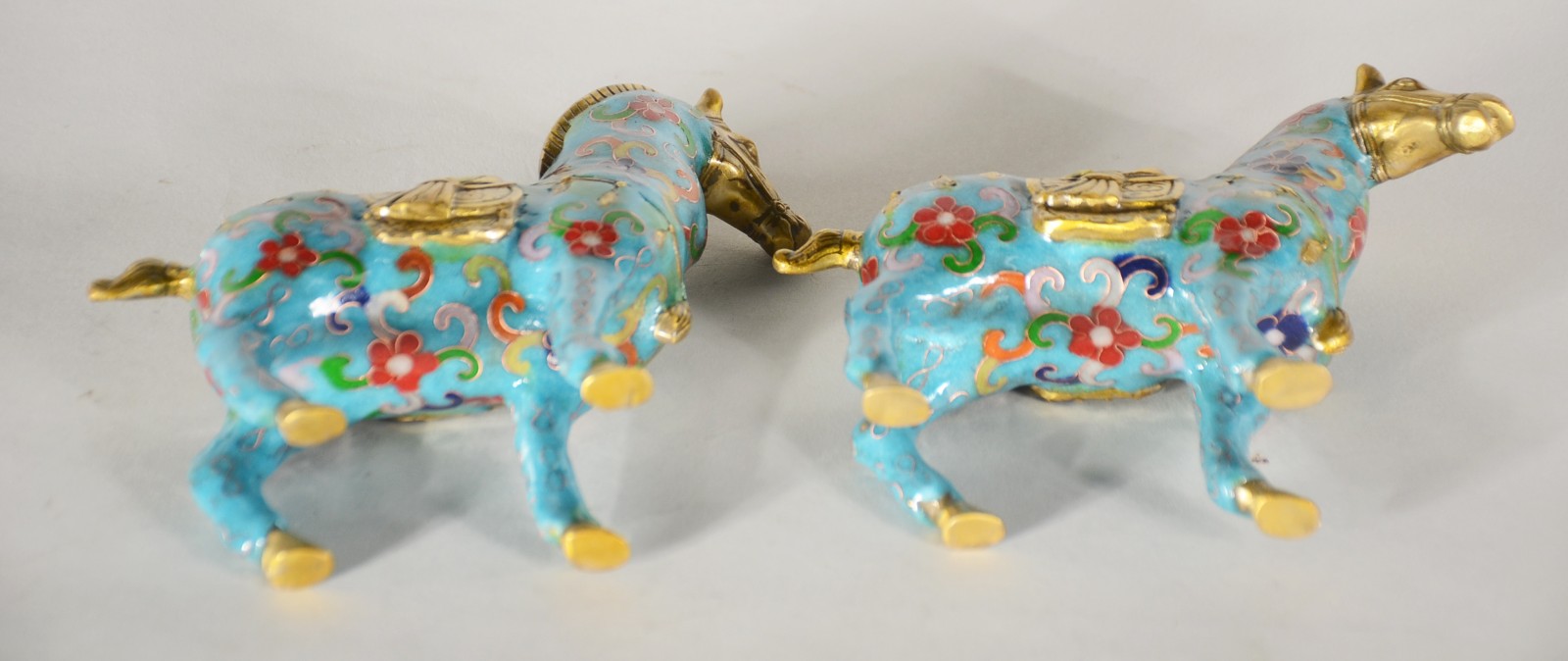 Par de cavalos de cloisonné chines decorados com flores em policromia... - foto 5 de 5