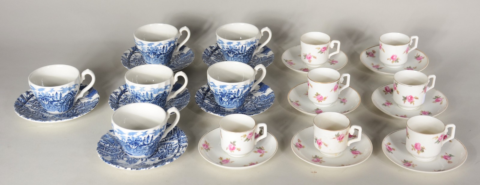 Seis xícaras de café com pires de faiança inglesa azul e branca e 7... - foto 1 de 7
