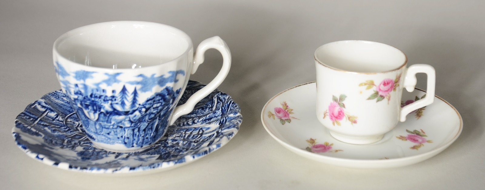 Seis xícaras de café com pires de faiança inglesa azul e branca e 7... - foto 2 de 7