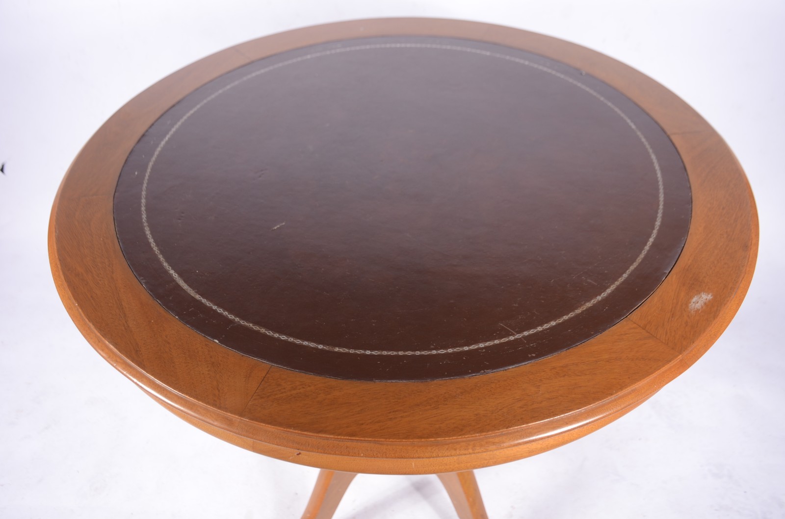 Mesa de redonda de madeira nobre, tampo com couro marrom, apoio em... - foto 3 de 4