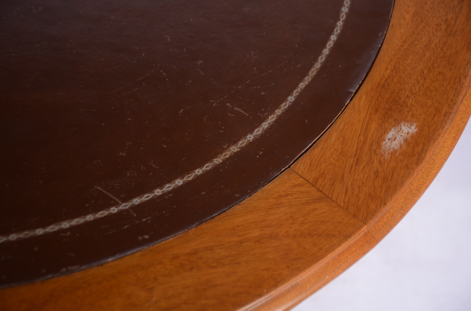 Mesa de redonda de madeira nobre, tampo com couro marrom, apoio em... - foto 4 de 4