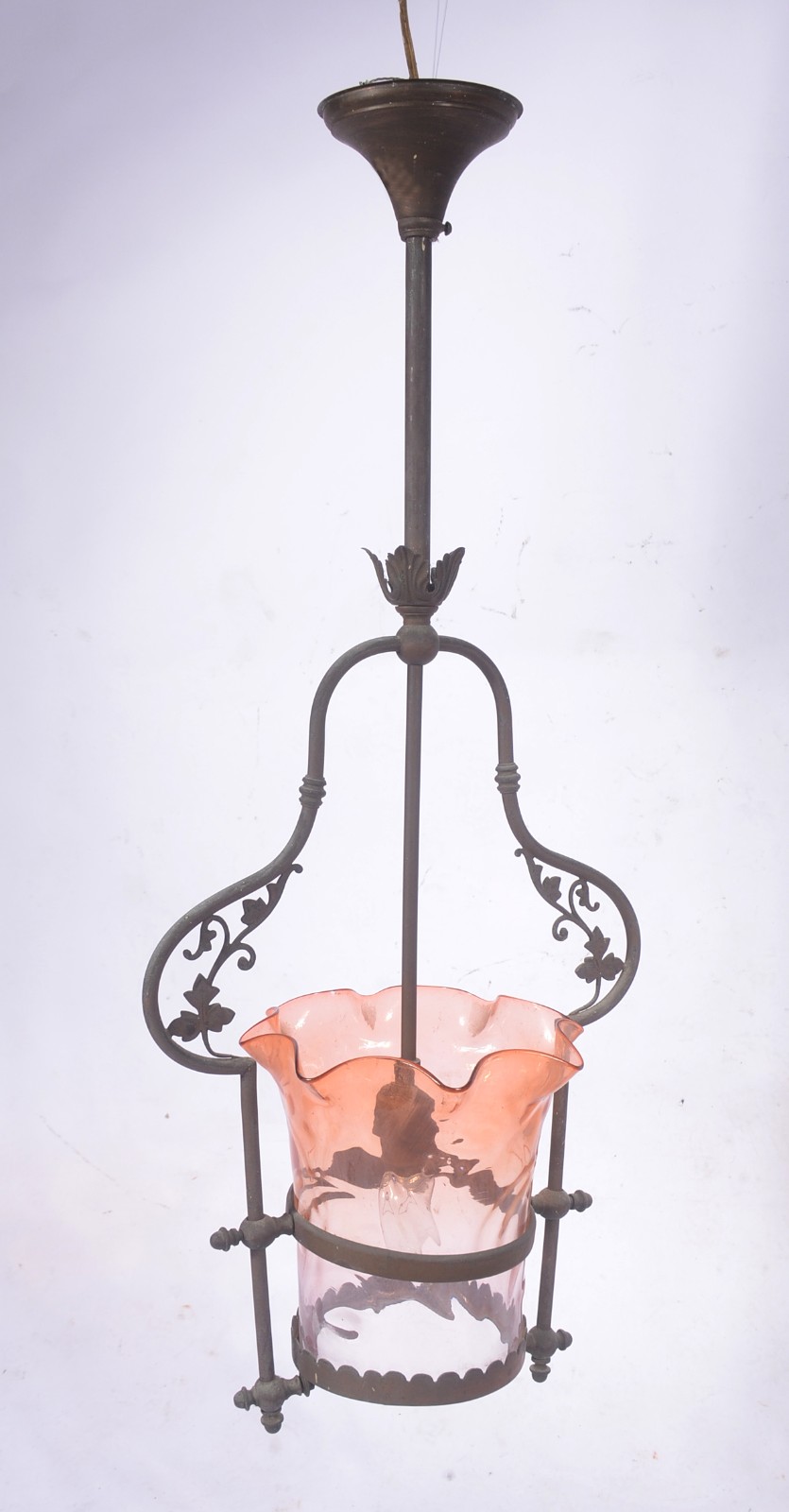 Lustre de metal com manga de vidro rosado. - foto 2 de 8