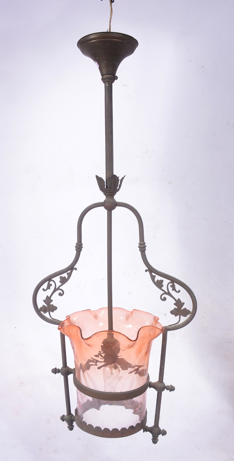Lustre de metal com manga de vidro rosado. - foto 1 de 8