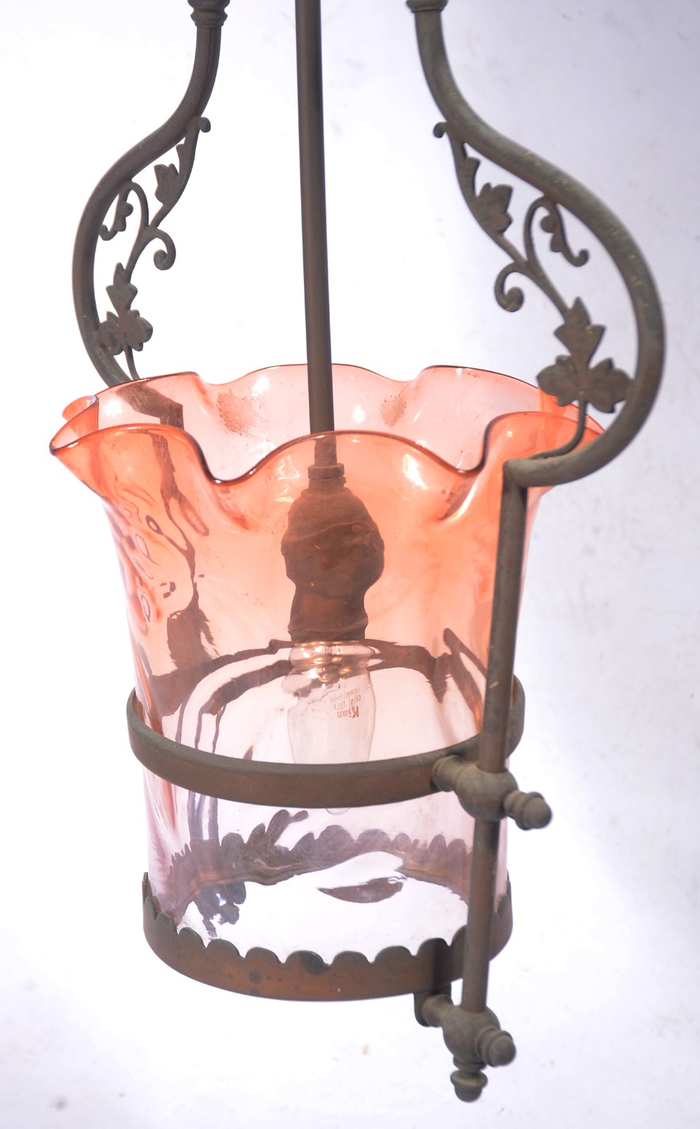 Lustre de metal com manga de vidro rosado. - foto 3 de 8