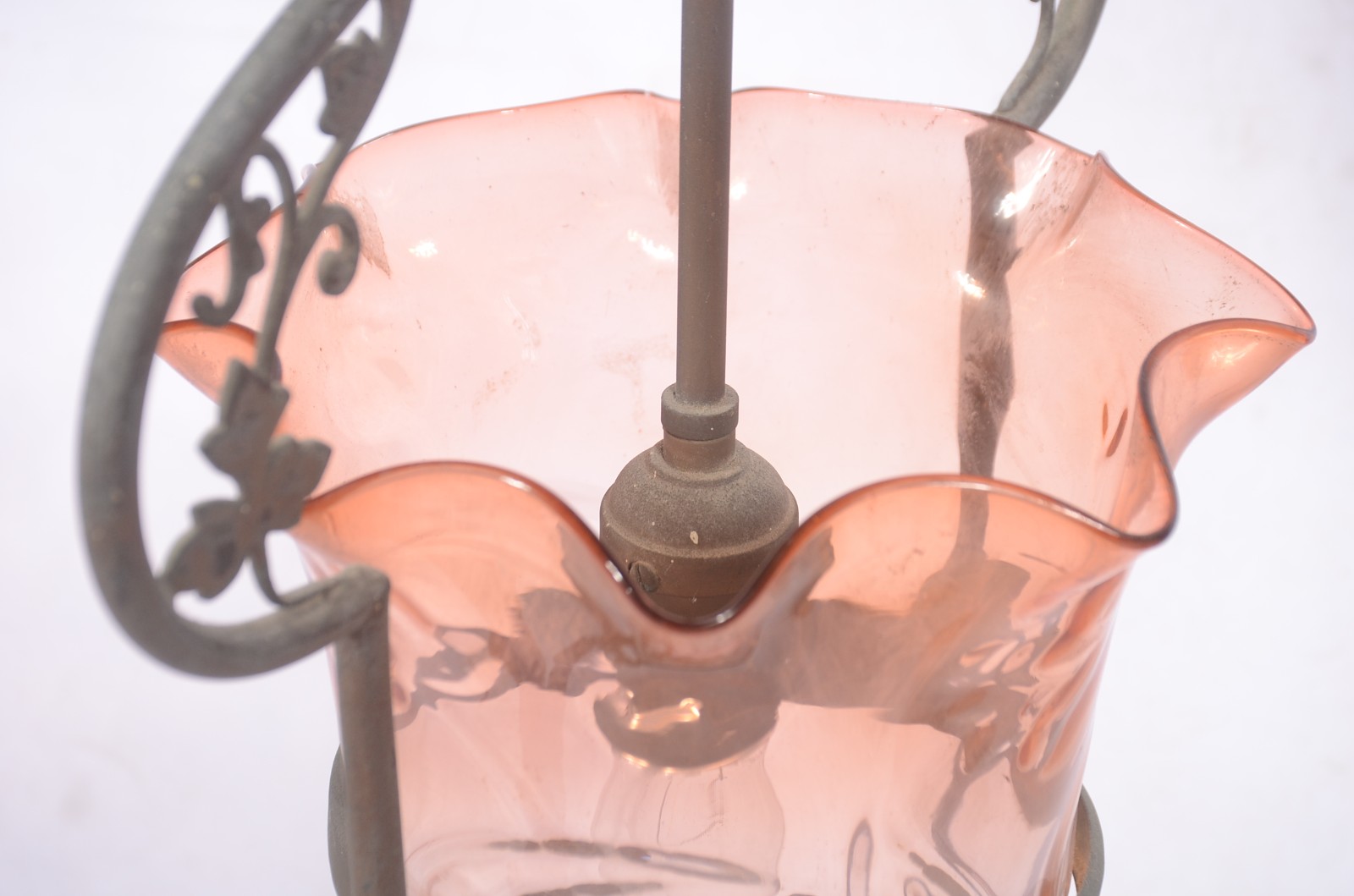 Lustre de metal com manga de vidro rosado. - foto 5 de 8