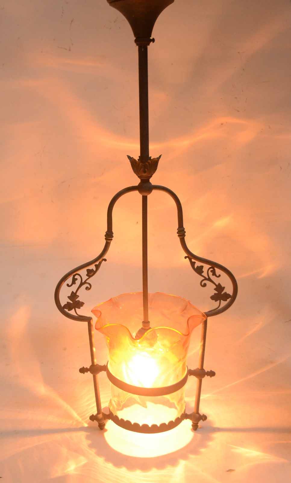 Lustre de metal com manga de vidro rosado. - foto 6 de 8