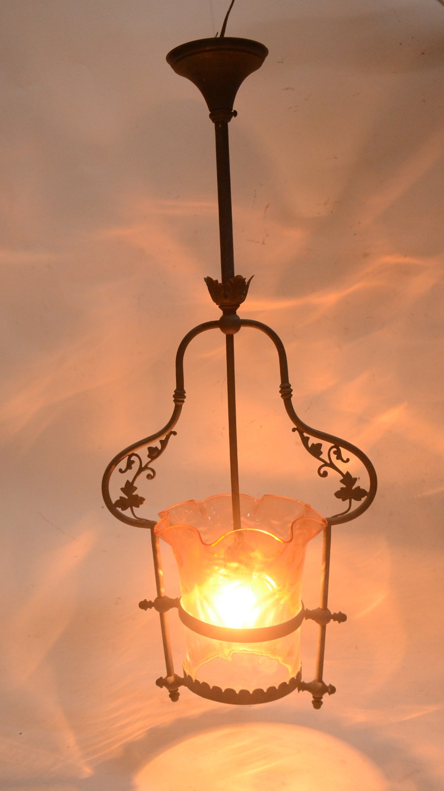Lustre de metal com manga de vidro rosado. - foto 8 de 8