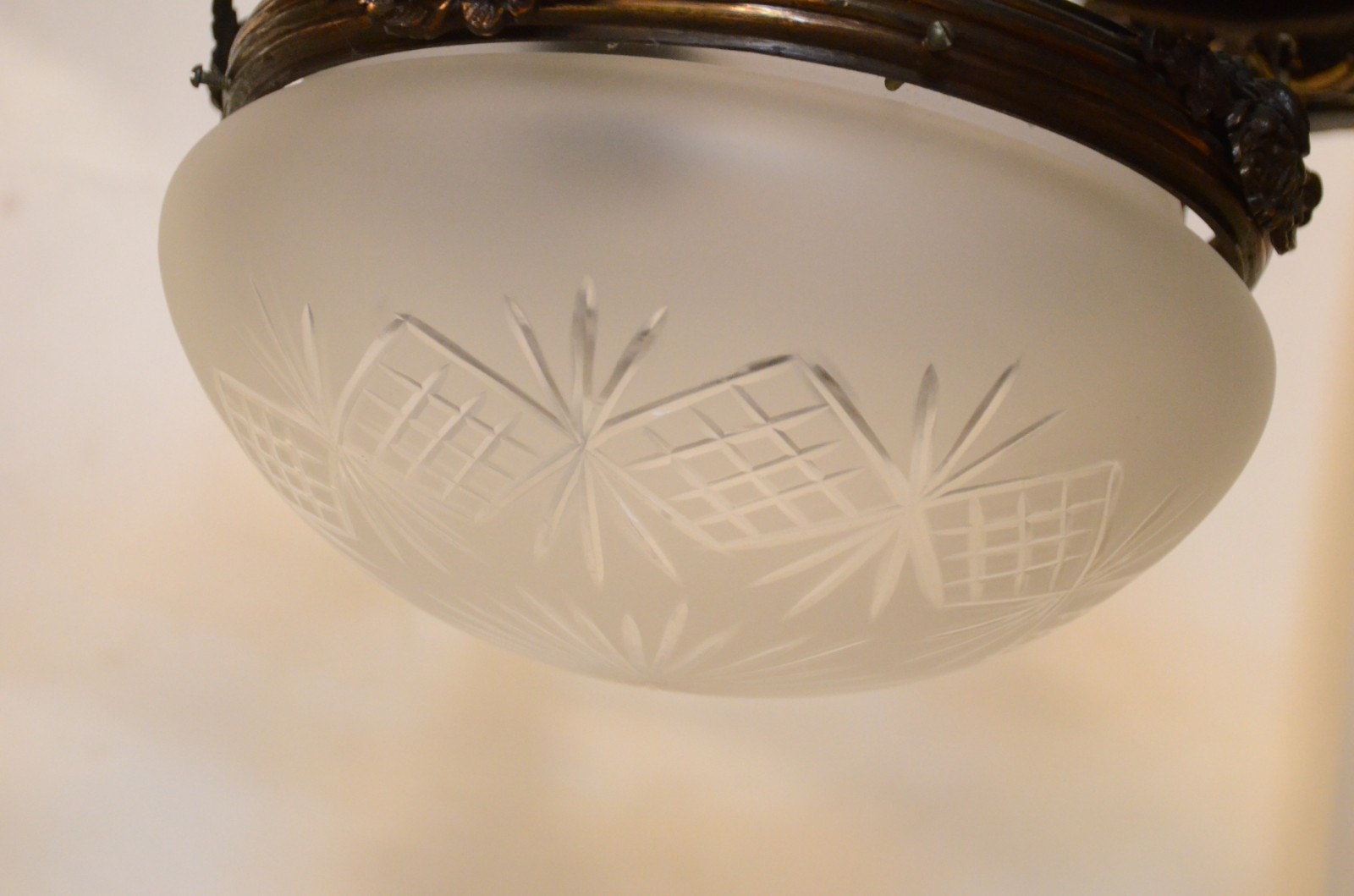 Lustre de metal dourado com bacia central de vidro fosco e quatro... - foto 7 de 7