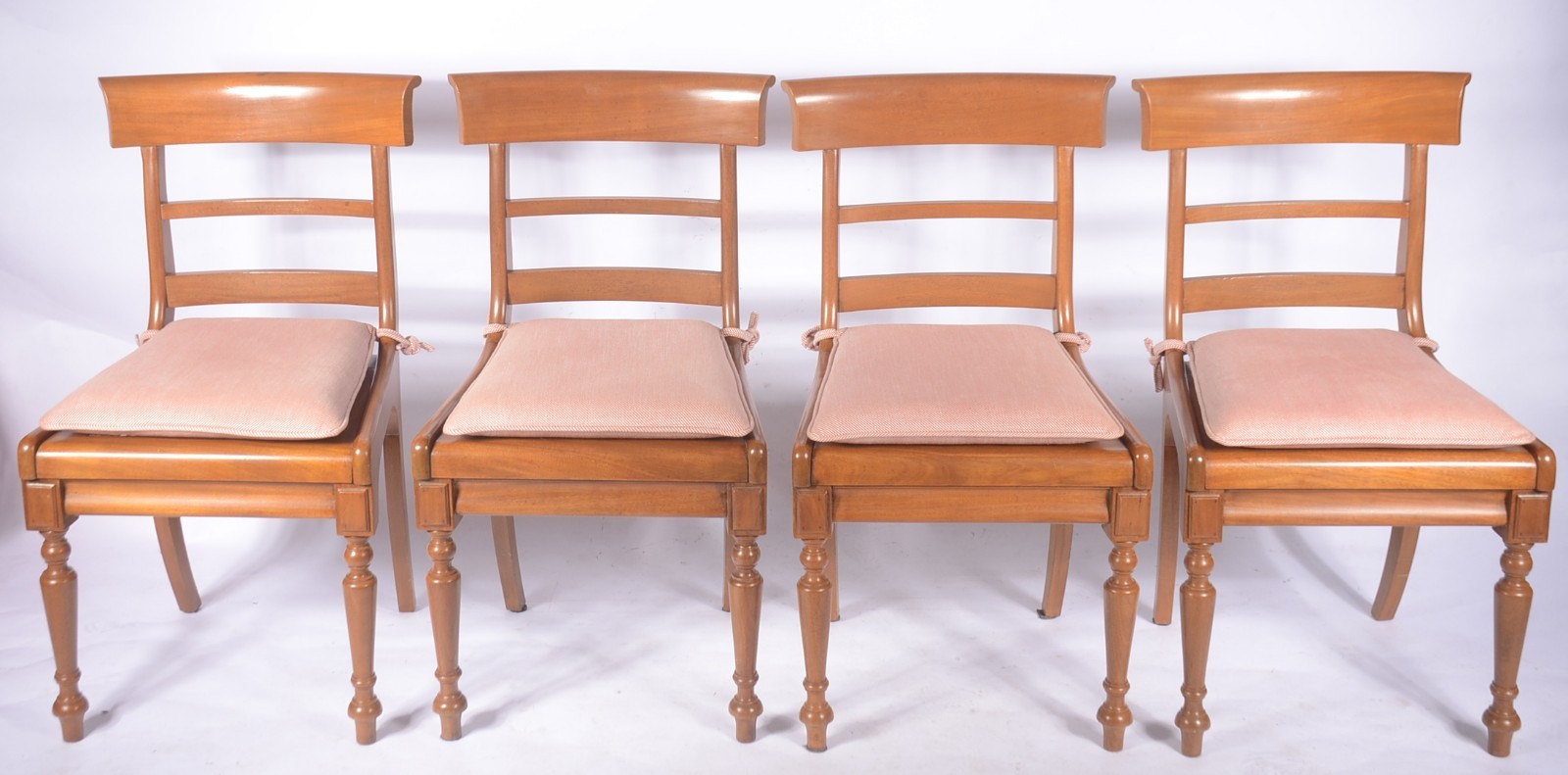 Conjunto com 4 cadeiras de madeira clara para sala de jantar... - foto 1 de 4