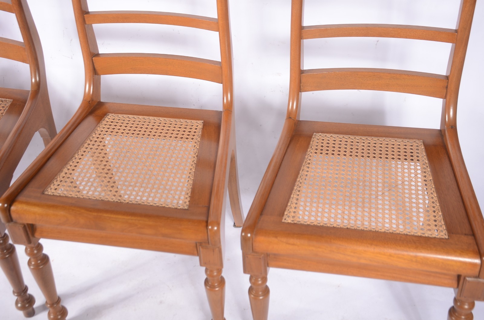Conjunto com 4 cadeiras de madeira clara para sala de jantar... - foto 3 de 4