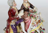 Grupo escultórico de porcelana policromada repr... - Grupo escultórico de porcelana policromada representando "Casal de fidalgos". ( dedo com restauro) 