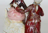 Grupo escultórico de porcelana policromada repr... - Grupo escultórico de porcelana policromada representando "Casal de fidalgos". ( dedo com restauro) 