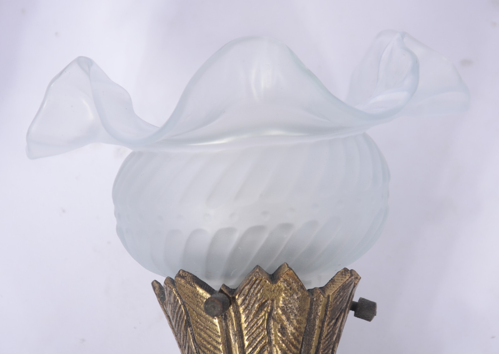 Par de apliques para 1 luz cada de metal dourado. Mangas de vidro... - foto 8 de 9