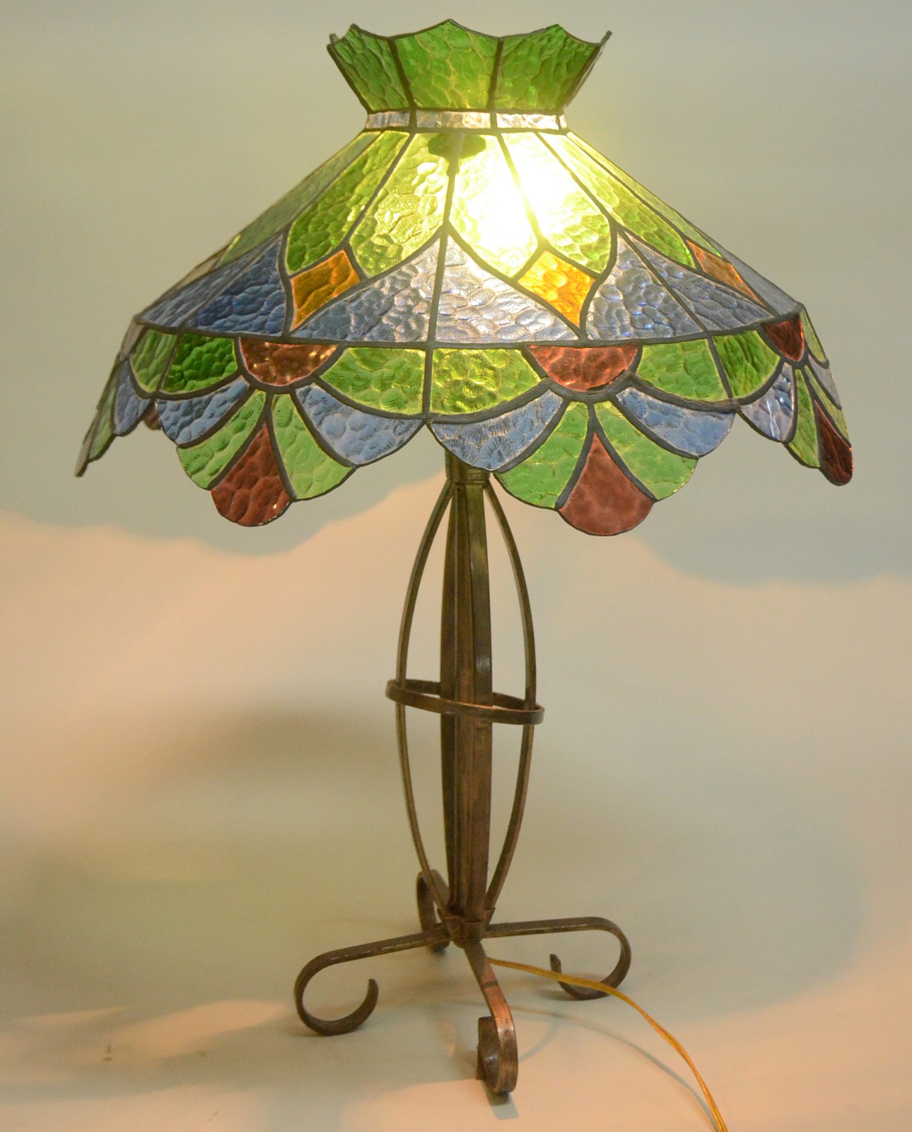 Abatjout estilo Tiffanys com base de metal, cúpula em placas de vidro... - foto 5 de 5