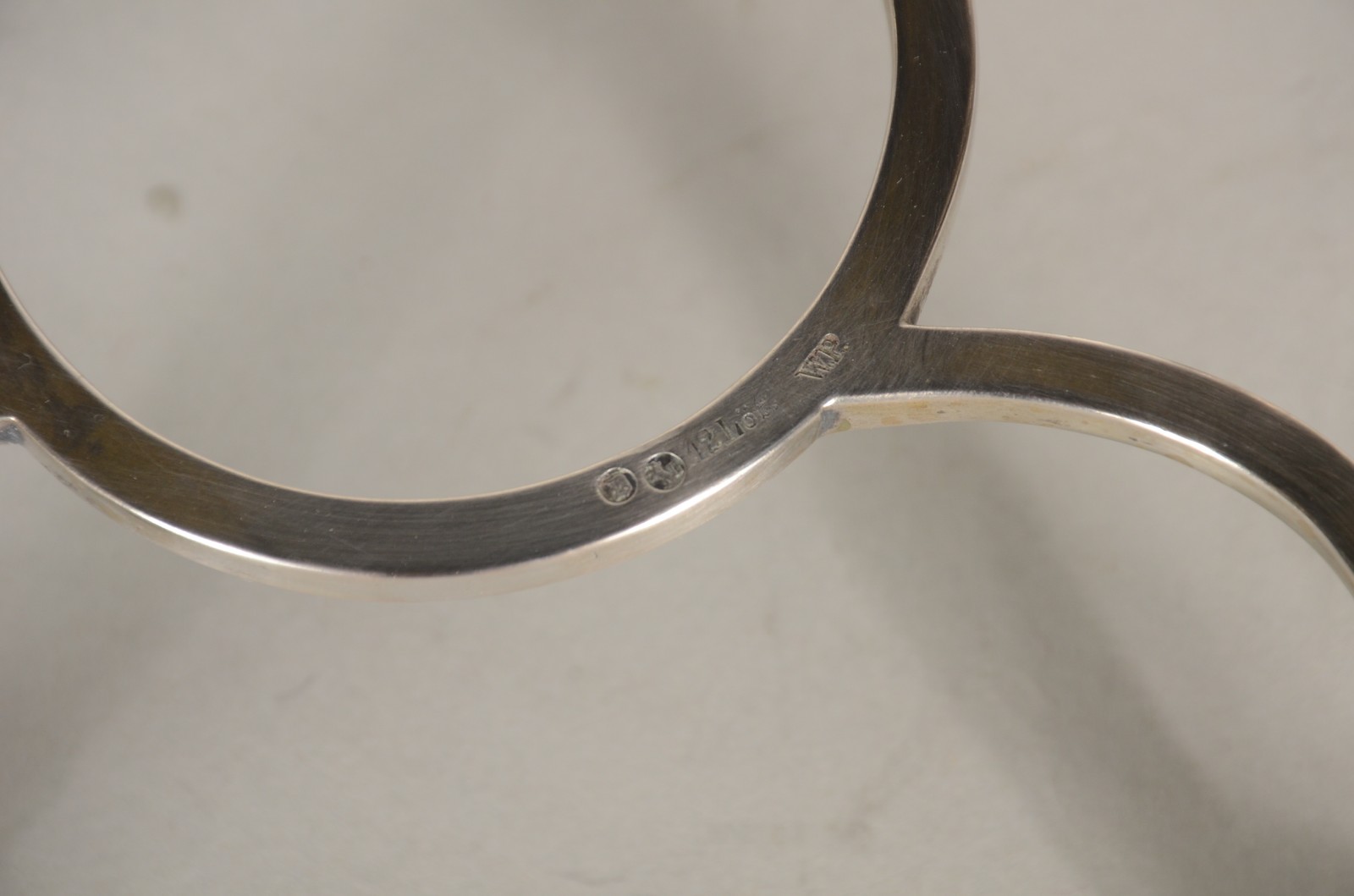 Quatro peças diversas de metal prateado, sendo: 2 porta pirex, porta... - foto 6 de 11