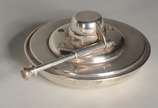 Quatro peças diversas de metal prateado, sendo:... - Quatro peças diversas de metal prateado, sendo: 2 porta pirex, porta talheres e base para samovar.