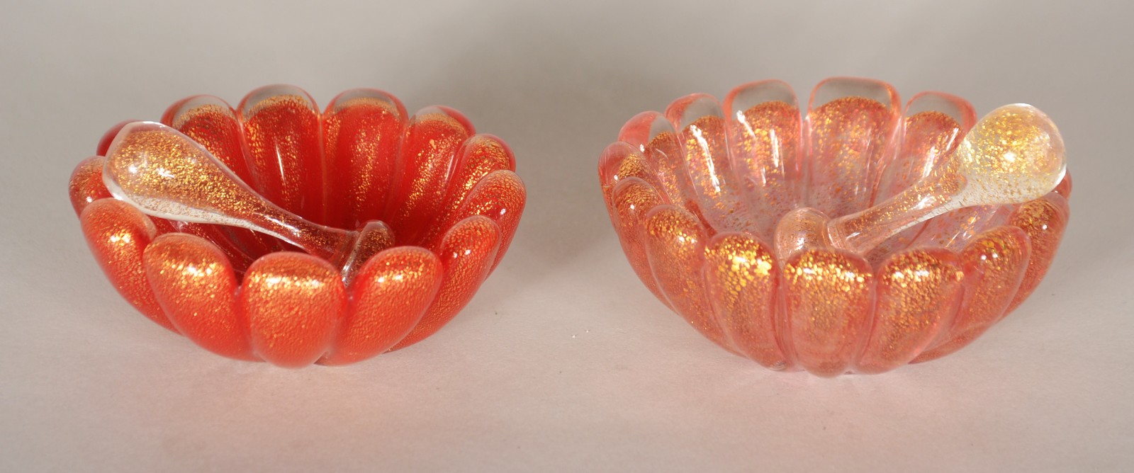 Par de cinzeiros de murano italiano na cor rubi com pó de ouro... - foto 1 de 5