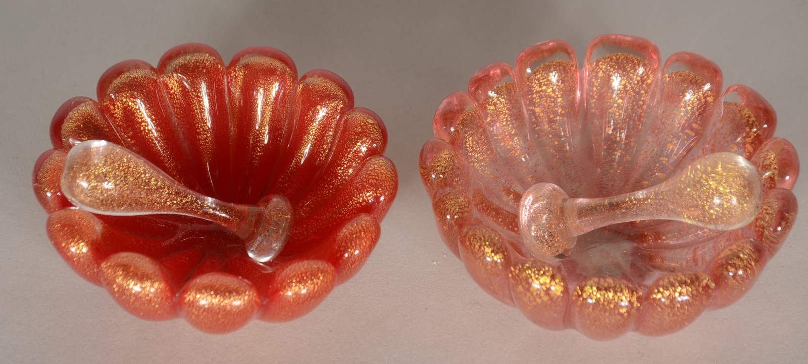 Par de cinzeiros de murano italiano na cor rubi com pó de ouro... - foto 2 de 5