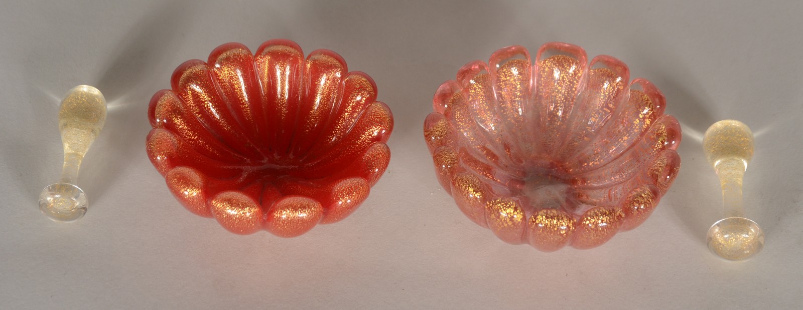 Par de cinzeiros de murano italiano na cor rubi com pó de ouro... - foto 3 de 5