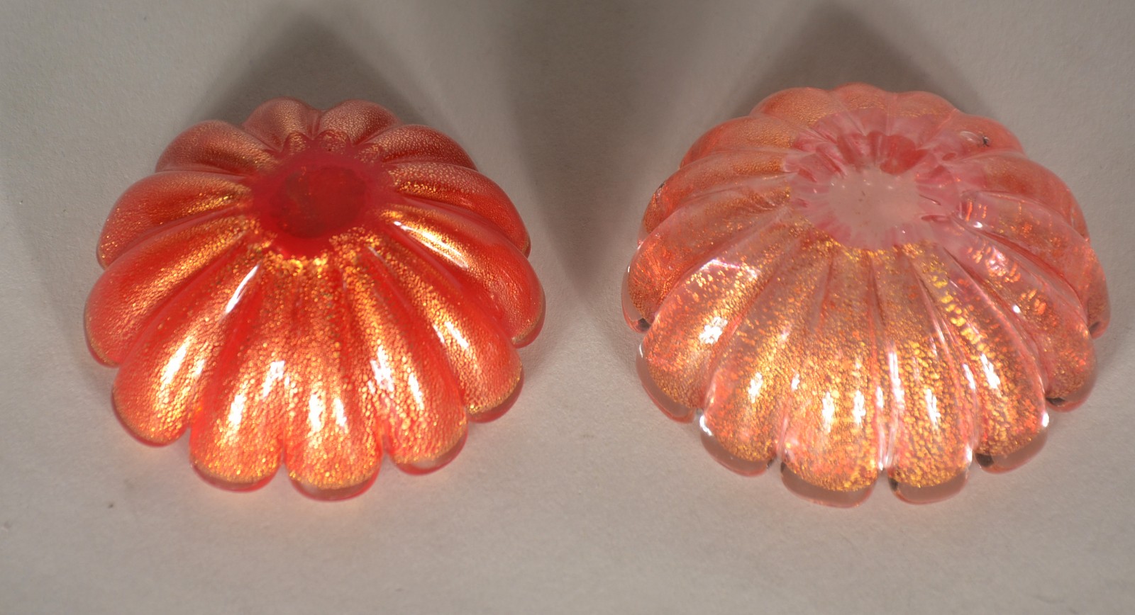 Par de cinzeiros de murano italiano na cor rubi com pó de ouro... - foto 4 de 5