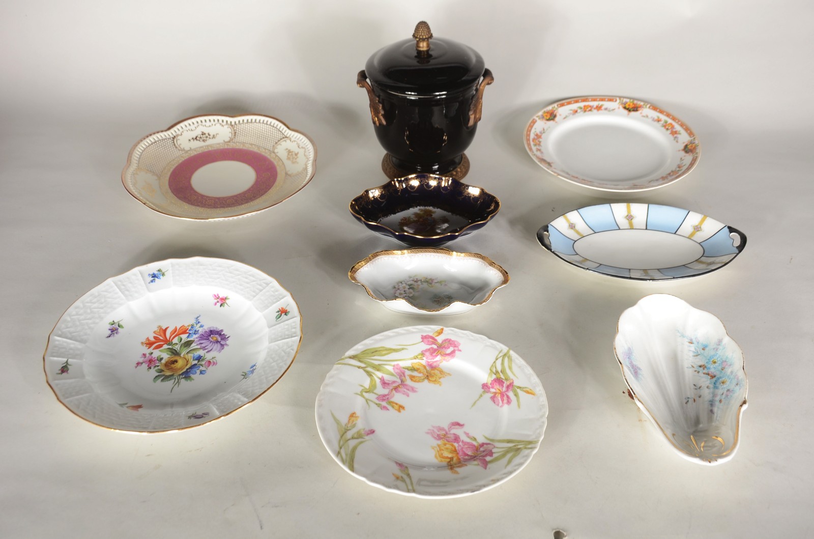 Diversas peças de porcelana, sendo: potiche, 4 covilhetes de... - foto 1 de 11