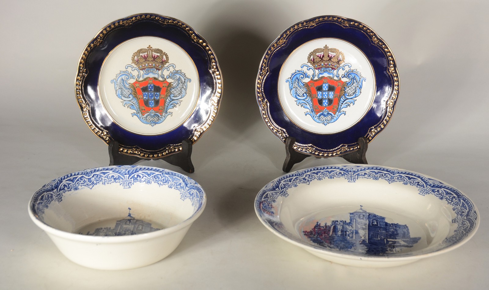 Quatro peças de faiança portuguesa, sendo: par de pratos decorados... - foto 1 de 8
