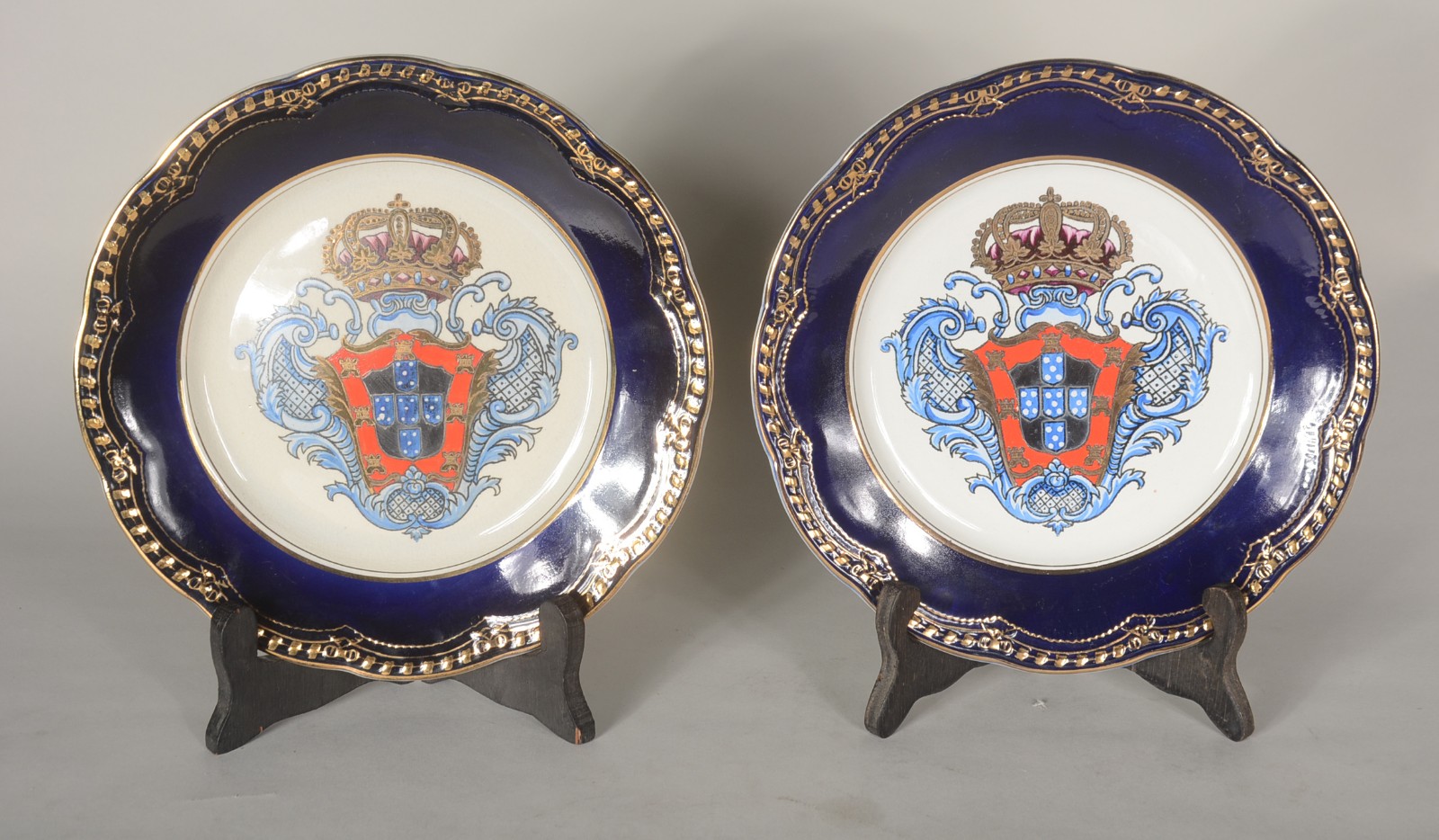Quatro peças de faiança portuguesa, sendo: par de pratos decorados... - foto 2 de 8