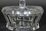 Baccarat (1764),  - Bomboniere de cristal facetado. Marcada na base. Lascado na borda.