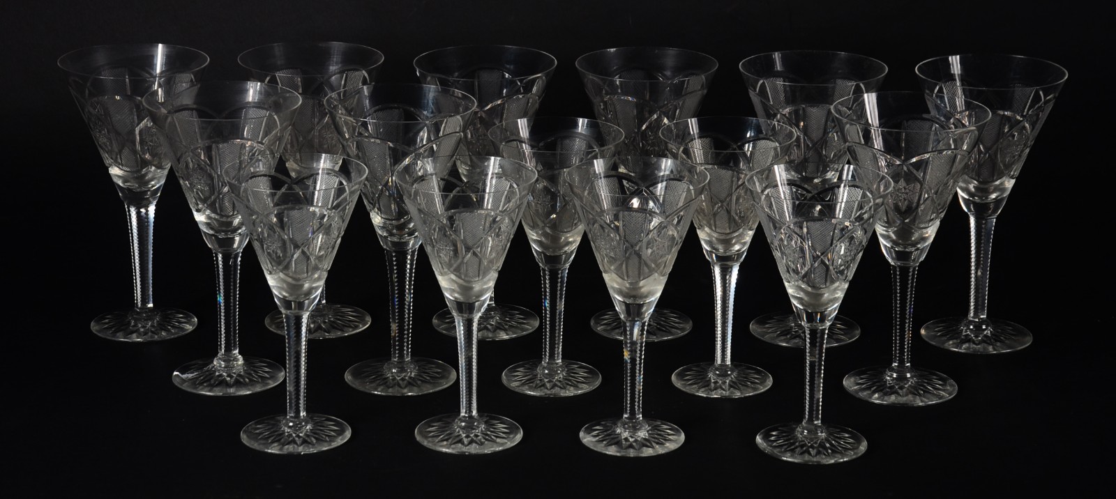 Conjunto com quinze cálices de cristal tcheco lapidado, diversos... - foto 1 de 8