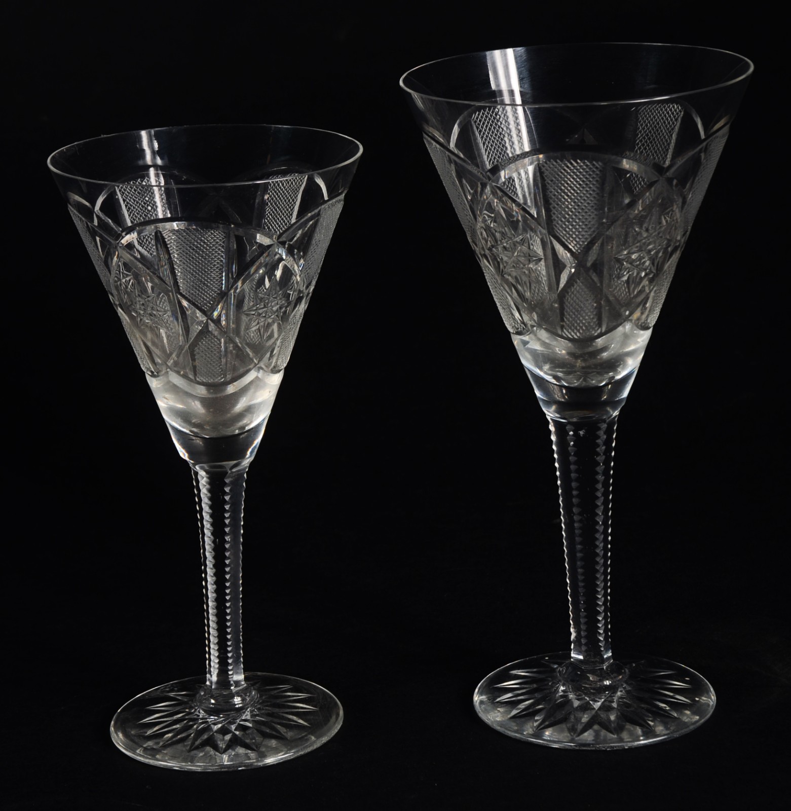 Conjunto com quinze cálices de cristal tcheco lapidado, diversos... - foto 2 de 8