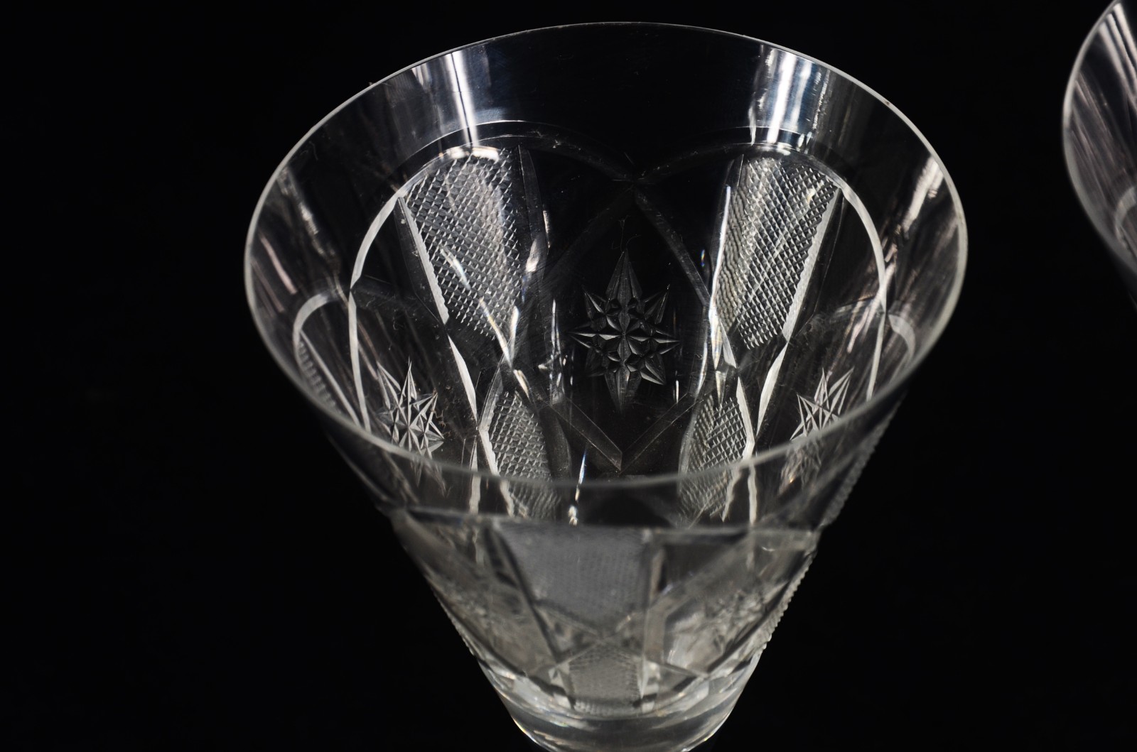 Conjunto com quinze cálices de cristal tcheco lapidado, diversos... - foto 3 de 8