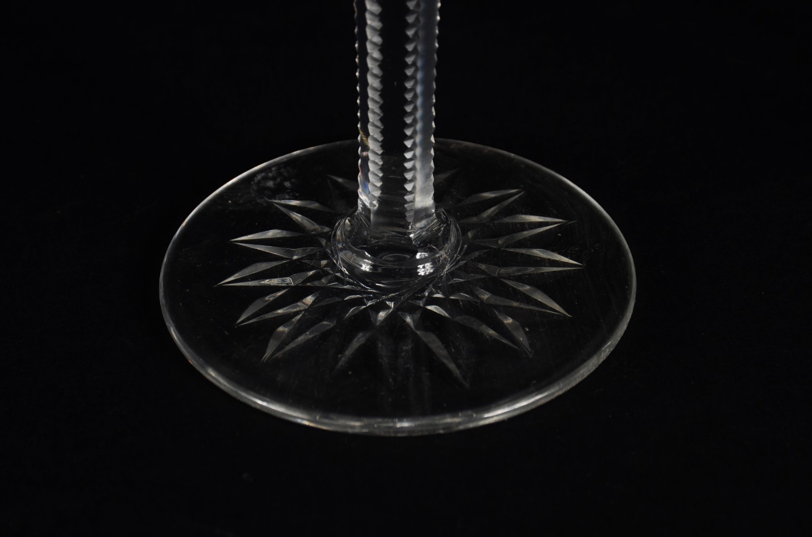 Conjunto com quinze cálices de cristal tcheco lapidado, diversos... - foto 4 de 8
