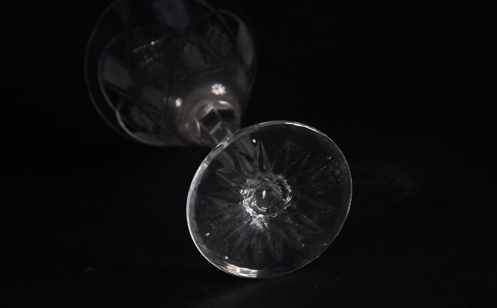 Conjunto com quinze cálices de cristal tcheco lapidado, diversos... - foto 5 de 8