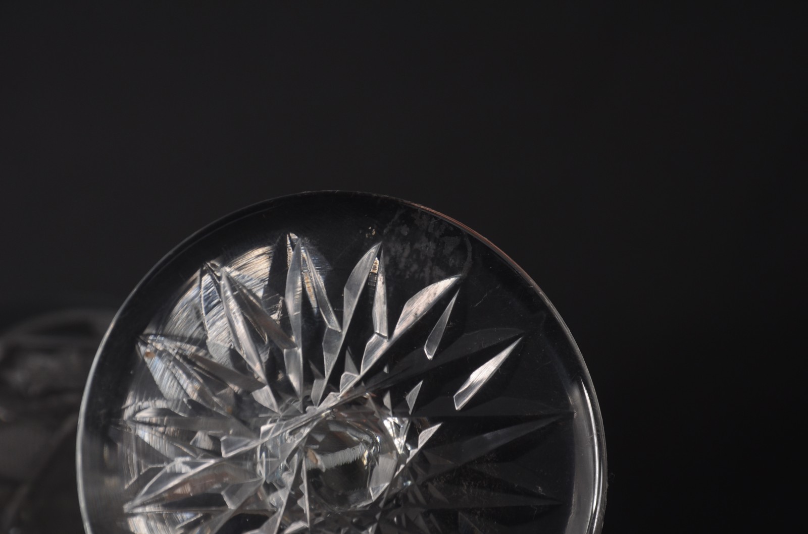 Conjunto com quinze cálices de cristal tcheco lapidado, diversos... - foto 6 de 8